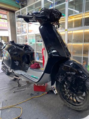 dán đổi màu xe vespa